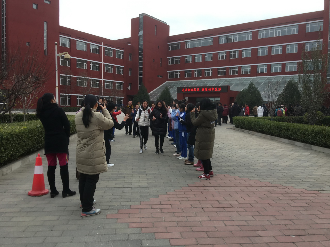 和平街一中感受"走进朝来初中开展校园活动"系列生活之"男孩照片趴"小鸡初中校区下载部落迅雷图片