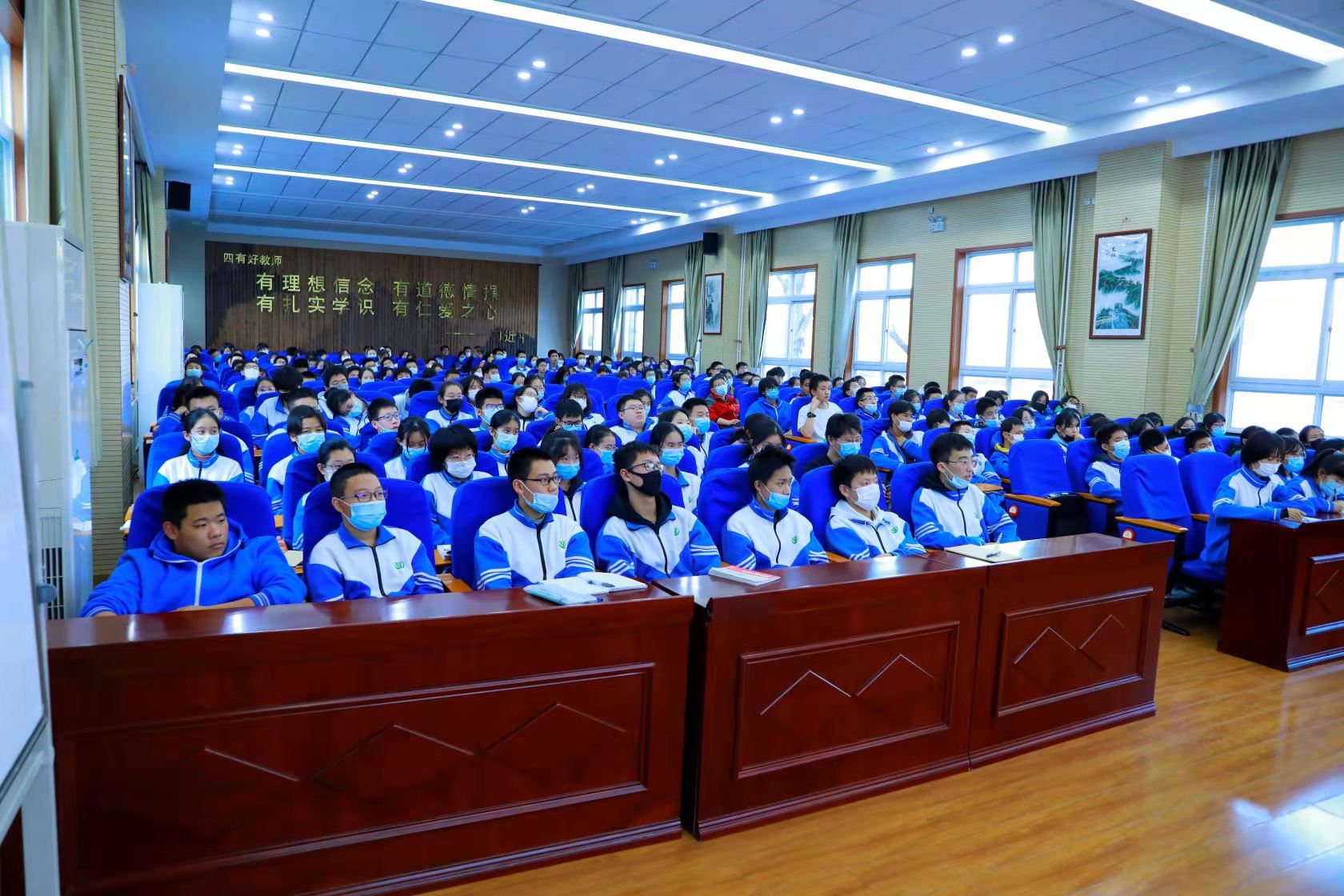 学生们认真聆听