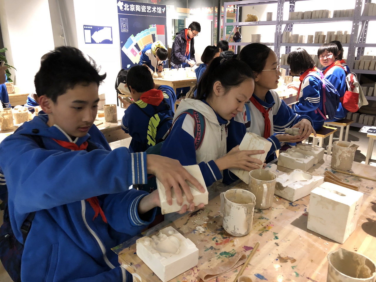 街一中朝来校区人文素养班学生 走进北京陶瓷艺术馆开展社会实践活动