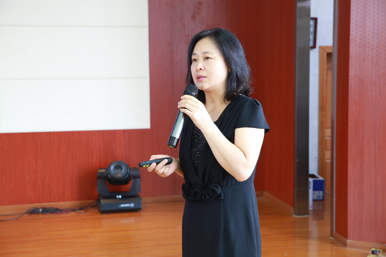 7周建萍副校长做学校情况介绍,中招政策介绍