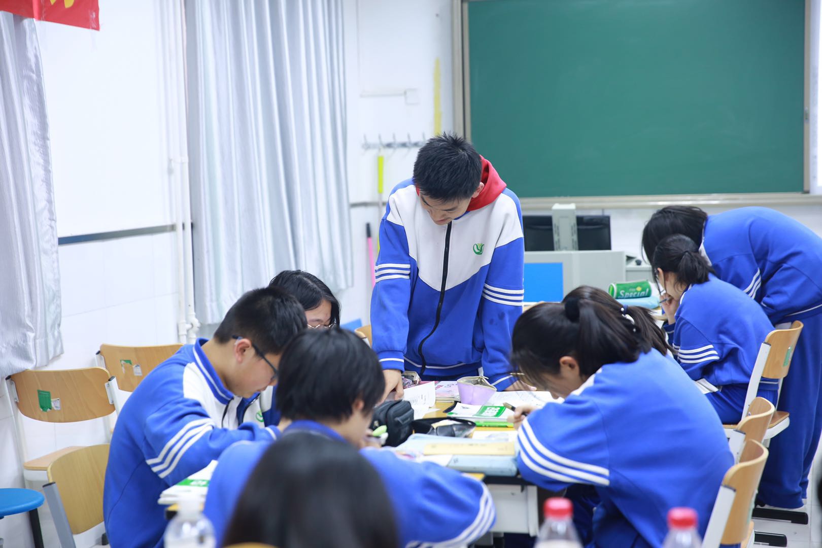 课上学生讨论交流