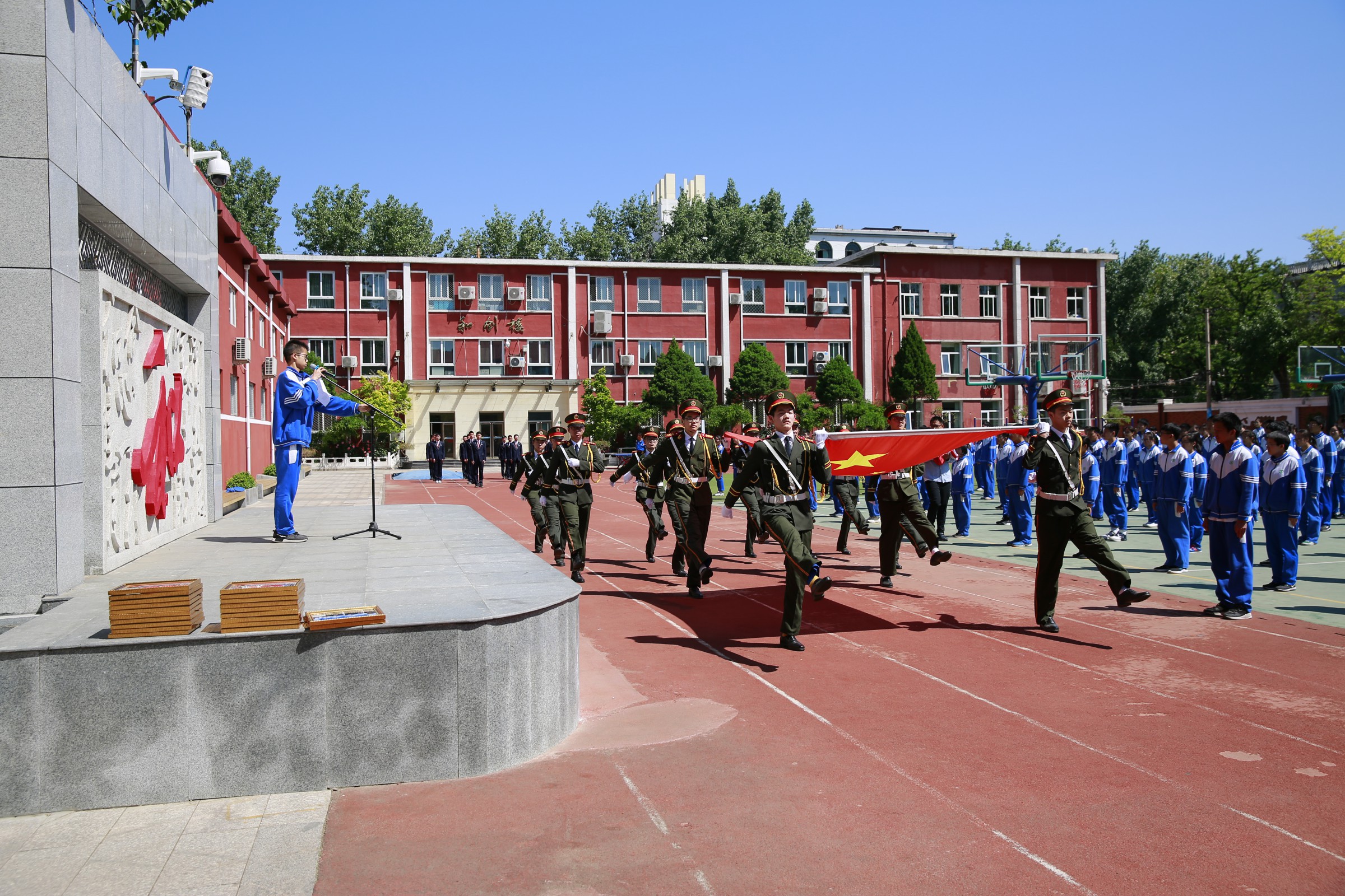 北京市和平街第一中学举行2018—2019学年度和平街高中校区国旗班交接