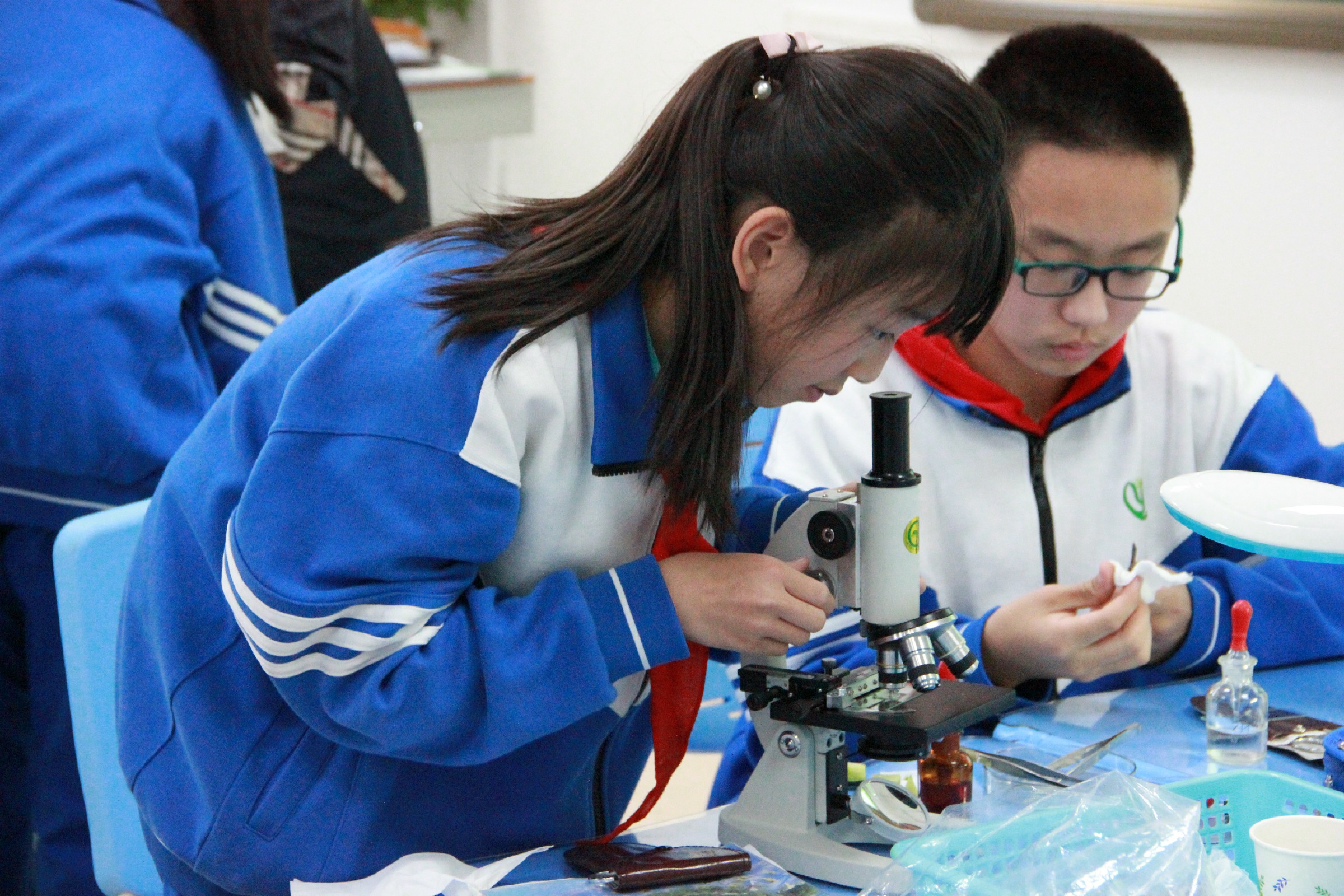 评课后,刘颖老师又做了关于初中生物如何提升学生实验和创新思维能力