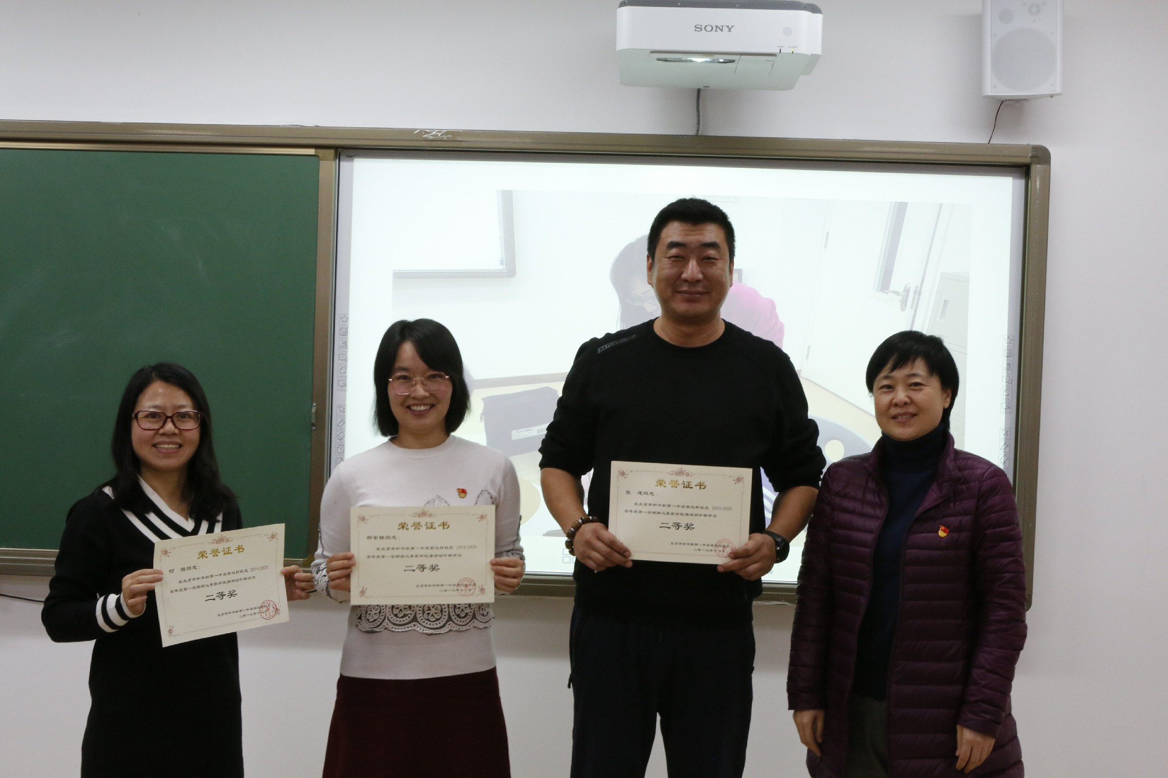10周建萍副校长为老师颁奖(2)
